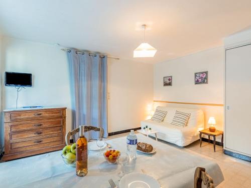 - une cuisine et un salon avec un lit en arrière-plan dans l'établissement Apartment Super Plage-1 by Interhome, à Saint-Cyr-sur-Mer