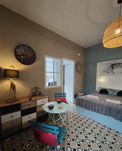 - une chambre avec un lit, une table et une table dans l'établissement Pépite à 100m de la plage, à Dinard