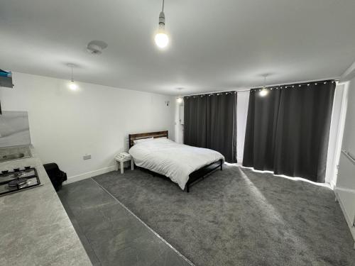 um quarto com uma cama e uma grande janela em A&K Inn em Bournemouth