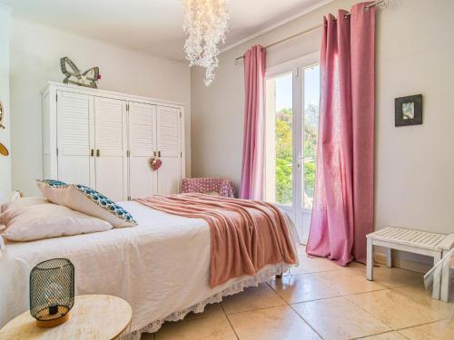 Katil atau katil-katil dalam bilik di Holiday Home L'oliveraie by Interhome