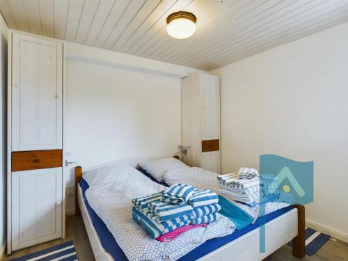 sypialnia z łóżkiem z niebieską i białą pościelą w obiekcie Ferienwohnung Seeschwalbe w mieście Wyk auf Föhr