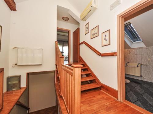 una escalera en una casa con suelos de madera en Apartment Bastaja Rastoke by Interhome, en Slunj