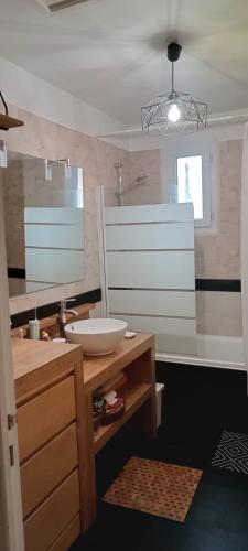 une salle de bain avec un lavabo et un miroir dans l'établissement Bulle de paix en Provence, à Bras-dʼAsse