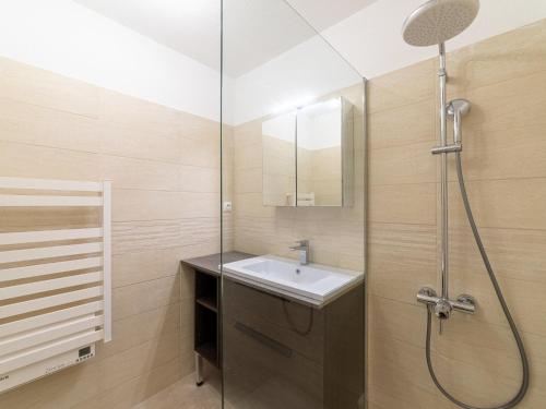 Apartment Les Regates-5 by Interhome