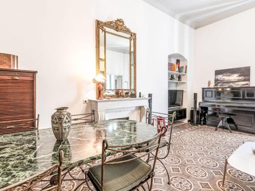une salle à manger avec une table en verre et un piano dans l'établissement Apartment Casa Grandval by Interhome, à Ajaccio