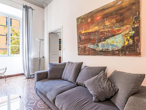 un salon avec un canapé et un tableau au mur dans l'établissement Apartment Casa Grandval by Interhome, à Ajaccio