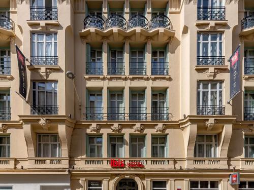 fachada de un edificio con ventanas y balcones en ibis Nice Centre Notre Dame, en Niza