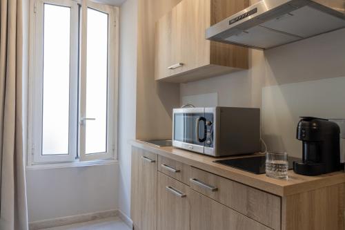 Kuchyň nebo kuchyňský kout v ubytování Hôtel Fesch & Spa