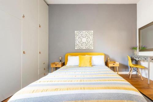 ein Schlafzimmer mit einem großen Bett mit einem gelben Kopfteil in der Unterkunft Seabreeze Retreat with terrace - St Julians in St Julian's