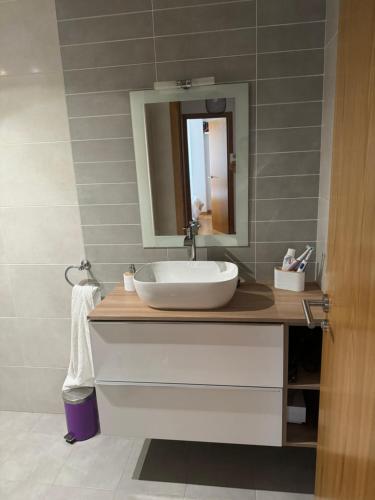 a bathroom with a sink and a mirror at Duplex Moaña Centro in Moaña