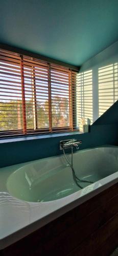 La salle de bains est pourvue d'une baignoire et d'une fenêtre. dans l'établissement La Verrière, à Cherbourg en Cotentin