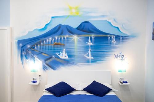 una camera da letto con un murale dell'oceano di Solemare Musica & Poesia a Napoli