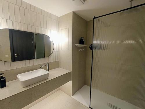 y baño con lavabo y espejo. en Apartamentos Orvay, en San Antonio