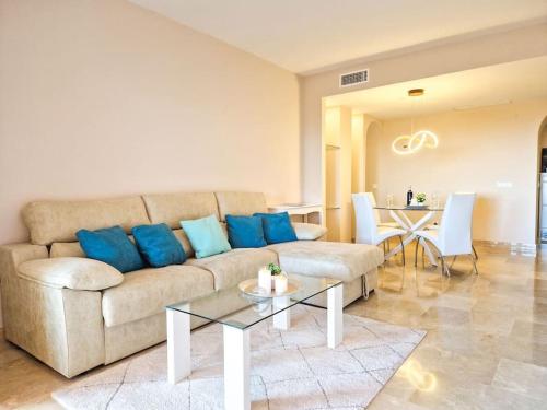 Posezení v ubytování Apartment in Coto Real Duquesa - sea view & pools