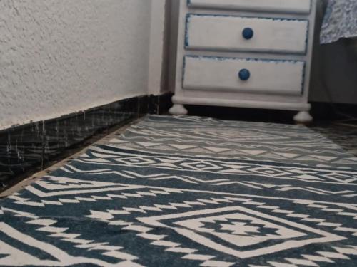 Ένα ή περισσότερα κρεβάτια σε δωμάτιο στο BLUE DOUBLE PRIVATE ROOM AT FRONT BEACH - HABITACION en la playa piso compartido
