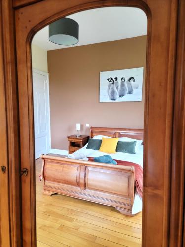 une chambre avec un lit et un miroir dans l'établissement Château de Beauménil, paisible et familial, à Beauménil