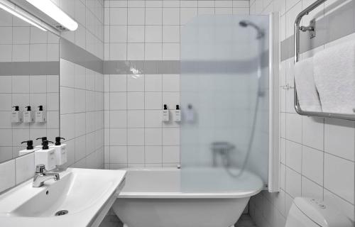 耶夫勒的住宿－斯堪迪克加弗勒瓦斯特酒店，白色的浴室设有水槽和淋浴。