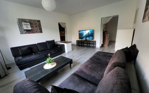Μια τηλεόραση ή/και κέντρο ψυχαγωγίας στο Spacious & cleаn 4 isolated rooms best for groups