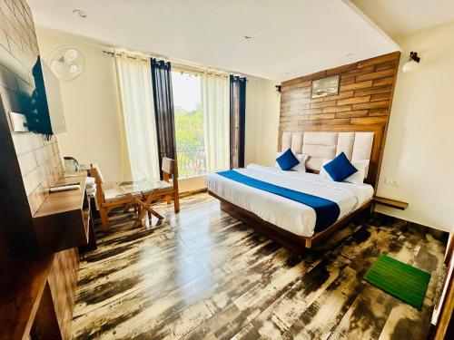 1 dormitorio con 1 cama con almohadas azules en Hotel Royal Orbit en Dehradun