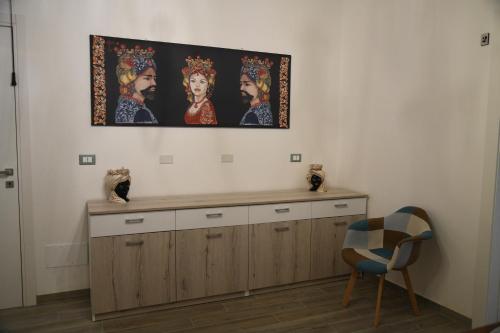 a room with a cabinet and a painting on the wall at Il sogno dei mori in Ragusa