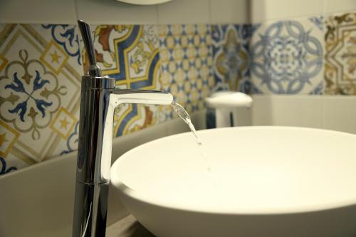 a bathroom with a sink with water coming from a faucet at Il sogno dei mori in Ragusa