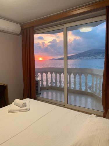 薩蘭達的住宿－多多納酒店，一间卧室设有海景窗户