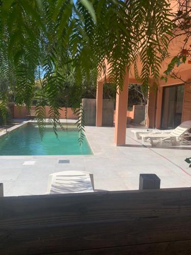 une piscine devant un immeuble dans l'établissement Les 2 anes, à Casaglione