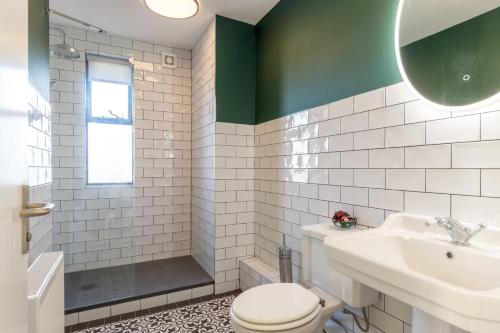 Dublin Castle Suites في دبلن: حمام مع مرحاض ومغسلة