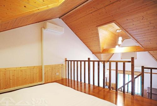 a room with a bed and a wooden ceiling at 清境 百里莊園 Baili Manor Cing Jing in Renai