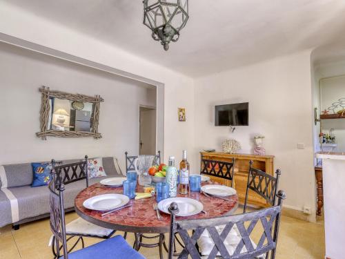 Un comedor con mesa y sillas en Apartment Lou Jas by Interhome, en Saint-Cyr-sur-Mer