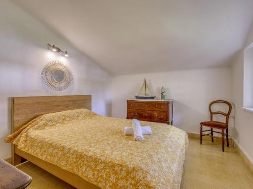 une chambre avec un lit avec un peignoir dessus dans l'établissement Apartment Lou Jas by Interhome, à Saint-Cyr-sur-Mer