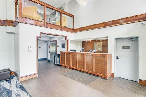 Η κουζίνα ή μικρή κουζίνα στο Comfort Suites near I-80 and I-94