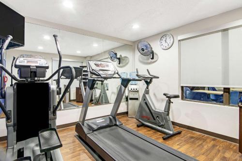 Γυμναστήριο ή/και όργανα γυμναστικής στο Comfort Suites near I-80 and I-94