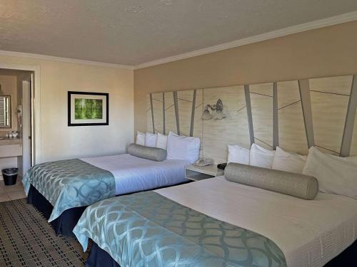 a hotel room with two beds in it at The Inn at Baechtel Creek in Willits