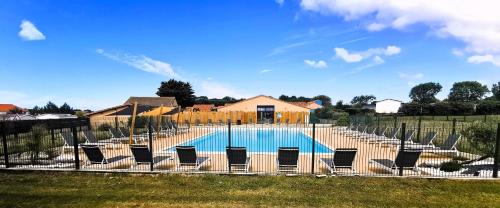 un groupe de chaises assises autour d'une piscine dans l'établissement La Passionnatta Piscines chauffees, à Saint-Hilaire-de-Talmont