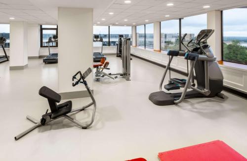 um ginásio com equipamento cardiovascular num edifício em NH Luxembourg em Luxemburgo