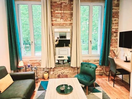 un salon avec un canapé et une table dans l'établissement Luxine 2 - Appartement 4 pers - Proximité Gare Matabiau, à Toulouse