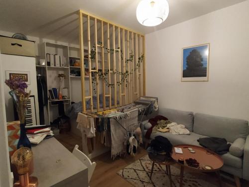 un salon avec un canapé et une table dans l'établissement Cosy apartment in Paris, à Paris