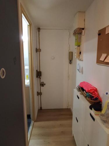 une pièce avec une porte et une pièce avec une table dans l'établissement Cosy apartment in Paris, à Paris