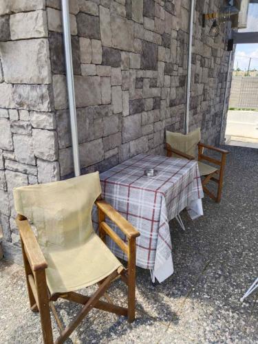a table and two chairs and a table with a tablecloth at Harmony Sophie's in Néon Rýsion