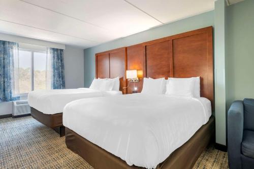 a hotel room with two beds and a window at Surf and Sand Fernandina Beach at Amelia Island, an Ascend Collection Hotel in Fernandina Beach