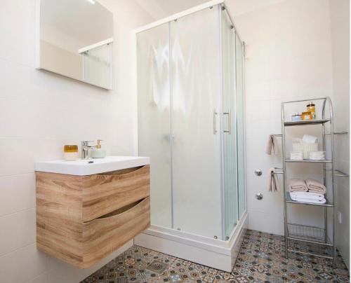 La salle de bains est pourvue d'une douche et d'un lavabo. dans l'établissement Casa Scardona, à Skradin