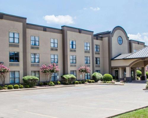 ein großes Gebäude mit vielen Fenstern in der Unterkunft Comfort Suites McAlester in McAlester