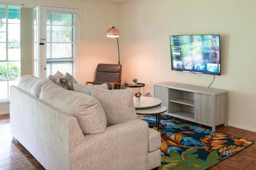 a living room with a couch and a tv at Los Angeles Miracle Mile Spacious 2BR Townhouse in Los Angeles