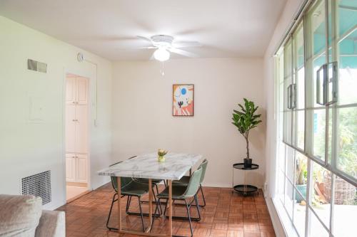 a dining room with a table and chairs at Los Angeles Miracle Mile Spacious 2BR Townhouse in Los Angeles