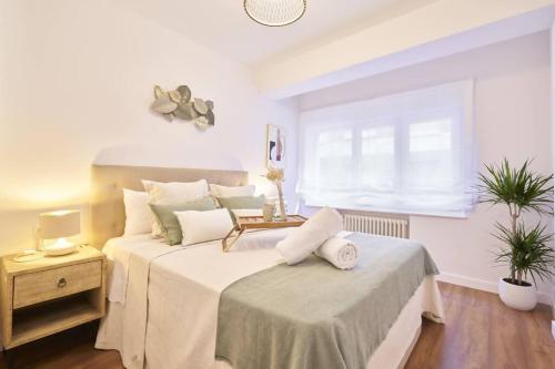 a bedroom with two beds and a window at El Balcón de Jauregui centro in Salamanca