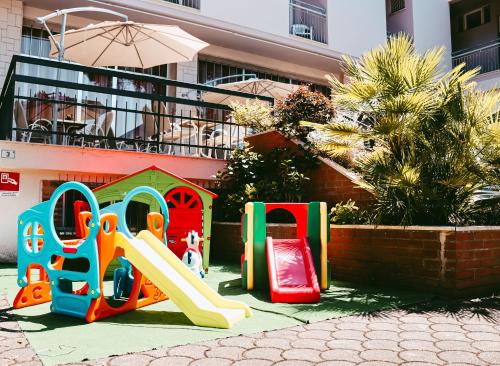 un parque infantil con un tobogán y un tobogán en Hotel Paglierani - Nuova gestione 2024, en San Mauro a Mare
