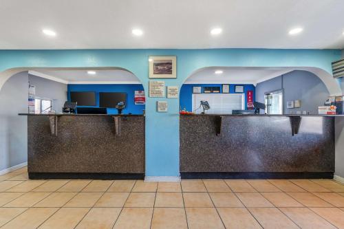 an office with blue walls and a counter in a room at Econo Lodge Inn & Suites Virginia Beach - Norfolk in Virginia Beach