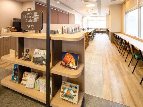 a library room with a long row of tables and chairs at Comfort Hotel Kure in Kure