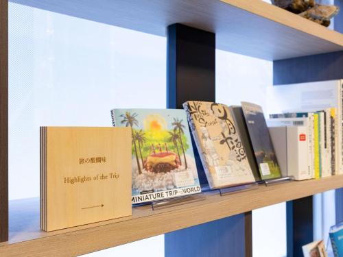 a book shelf with books on it at Comfort Hotel Kure in Kure